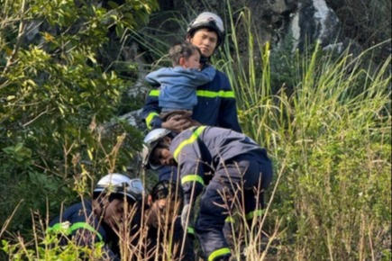 Kịp thời giải cứu hai cháu bé mắc kẹt dưới hố sâu ở núi Trầm