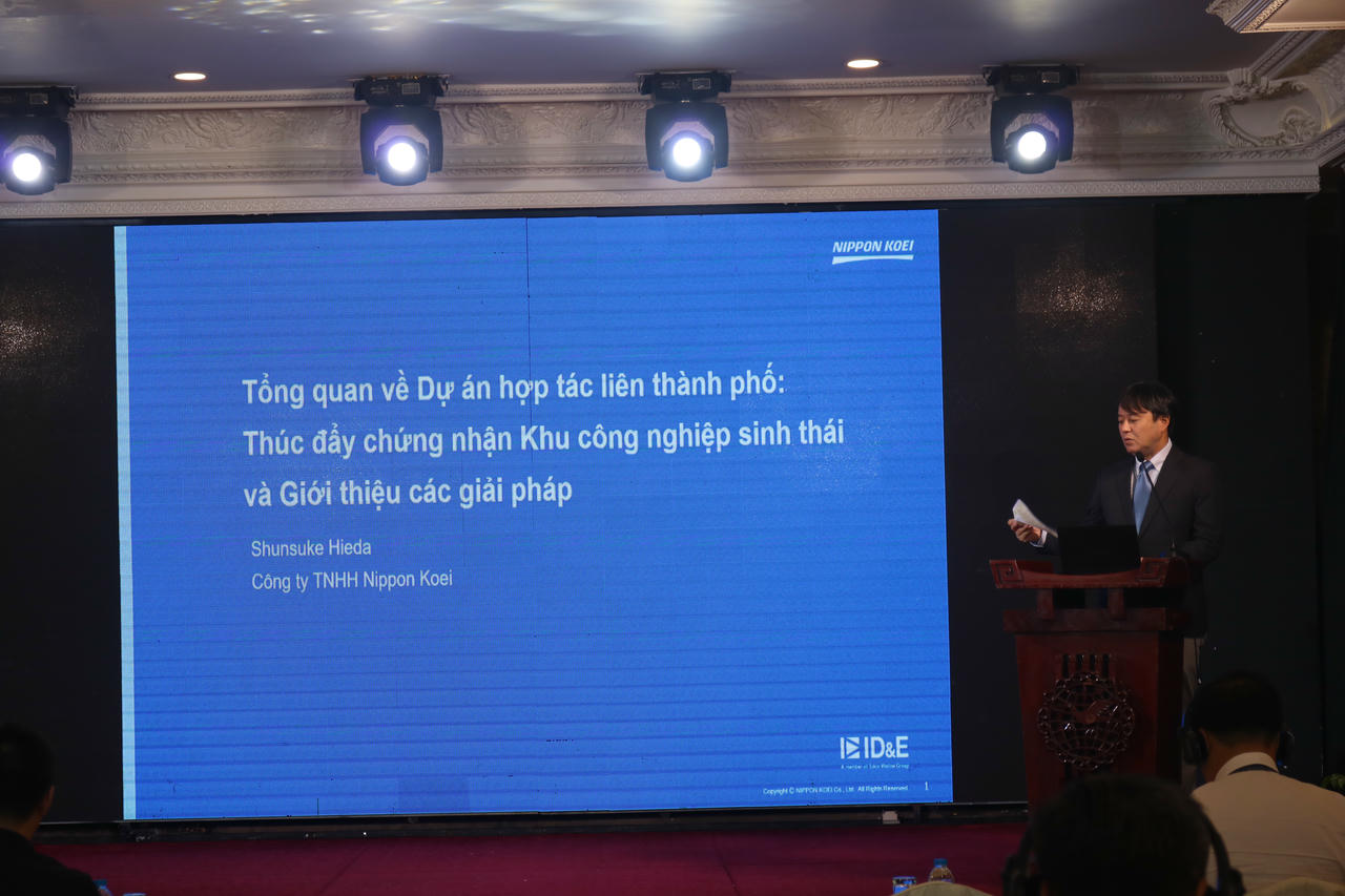 Ông Shunsuke Hieda, Trưởng nhóm dự án Công ty TNHH Nippon Koei trình bày tham luận tại diễn đàn.