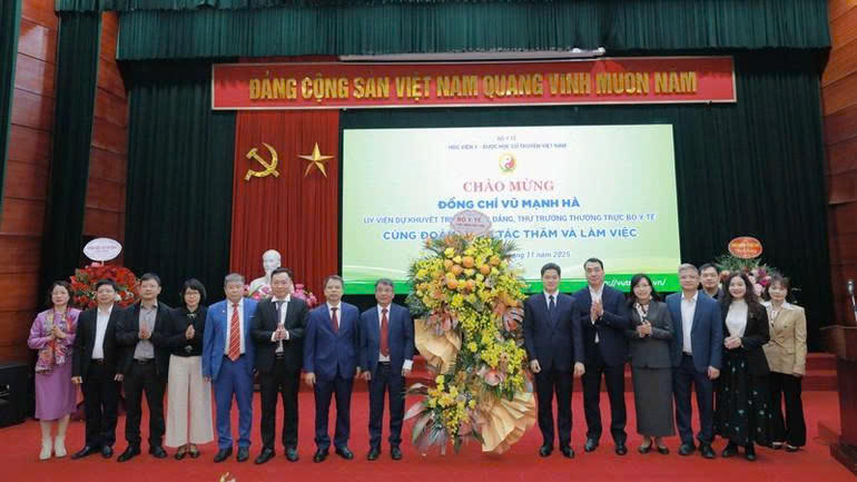 Các đại biểu chụp ảnh lưu niệm&nbsp;