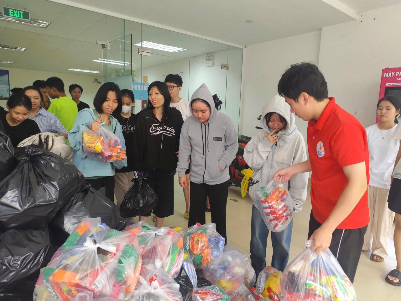 Thầy Quy và những món quà vận động yểm trợ sinh viên Huế mùa lụt vừa qua.