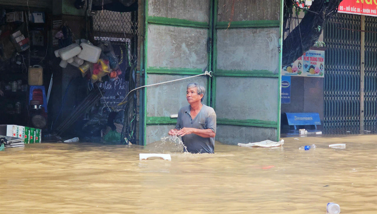 Người dân bị ngập nhà cửa, hàng hoá hư hỏng.