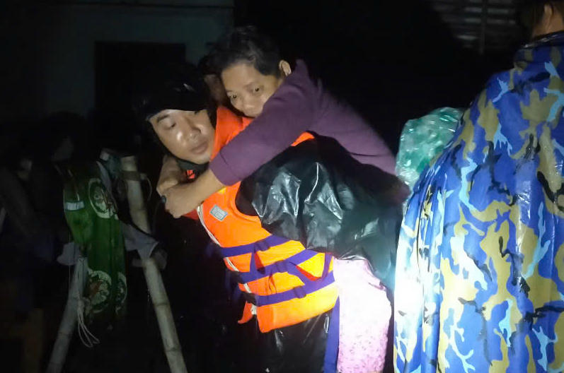 Tại thôn Cửu Lợi 3, xã Cam Lâm, cán bộ chiến sĩ đã tiếp cận, đưa 9 người dân bị cô lập đến nơi an toàn

