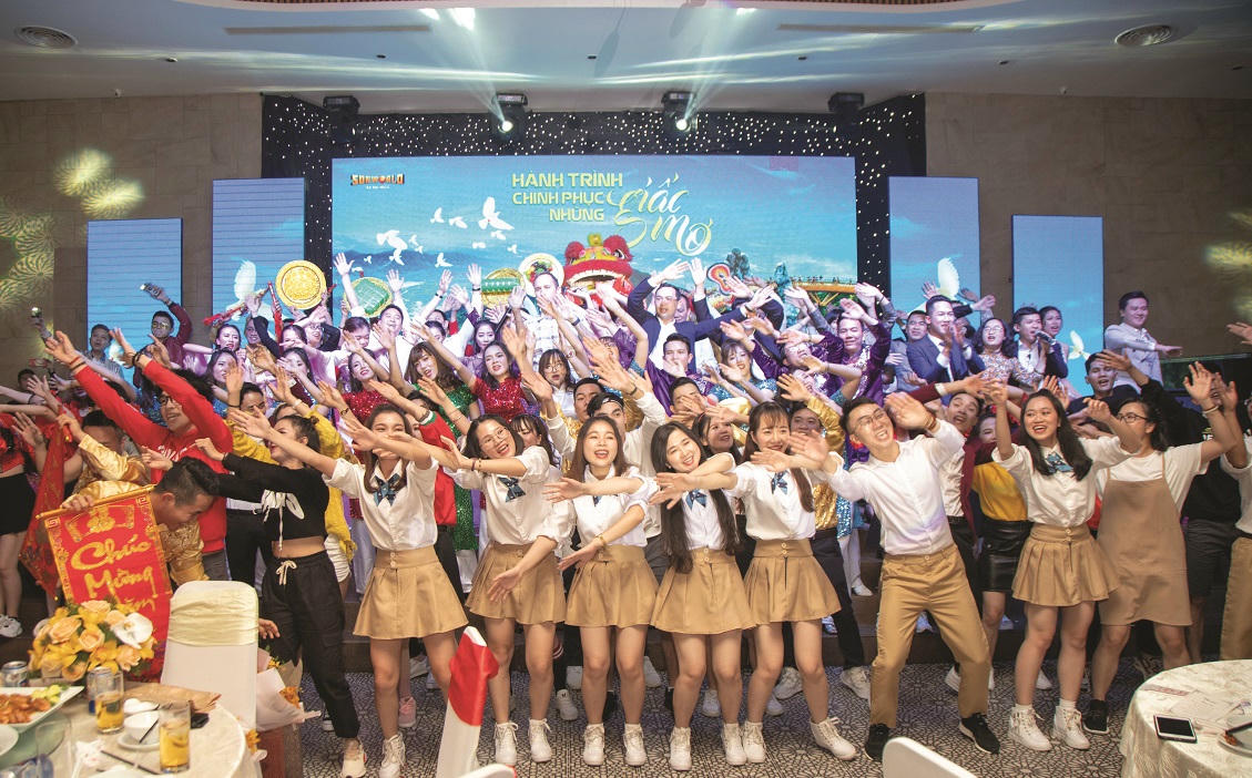 Môi trường làm việc lý tưởng với những chính sách đãi ngộ ưu việt và nhiều hoạt động đào tạo, ngoại khóa giúp CBNV hoàn thiện bản thân và có cuộc sống hạnh phúc