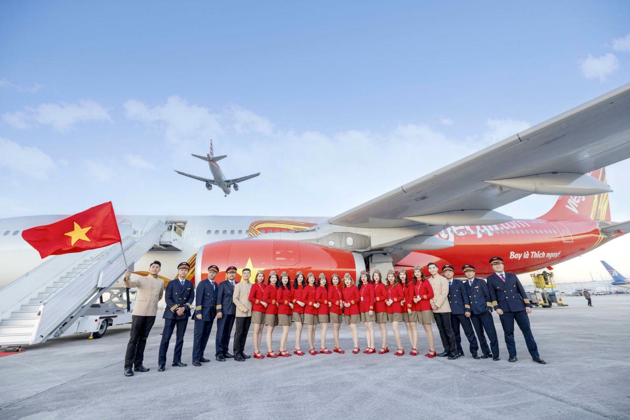 Đội ngũ phi công và tiếp viên Vietjet bên đội bay hiện đại, thể hiện tinh thần chuyên nghiệp và năng lượng trẻ trung