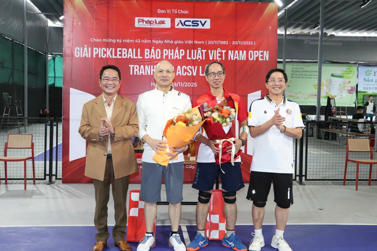 Lãnh đạo Báo Pháp luật Việt Nam cùng Công ty CP dịch vụ hàng hóa hàng không Việt Nam tặng hoa chúc mừng giải đấu.