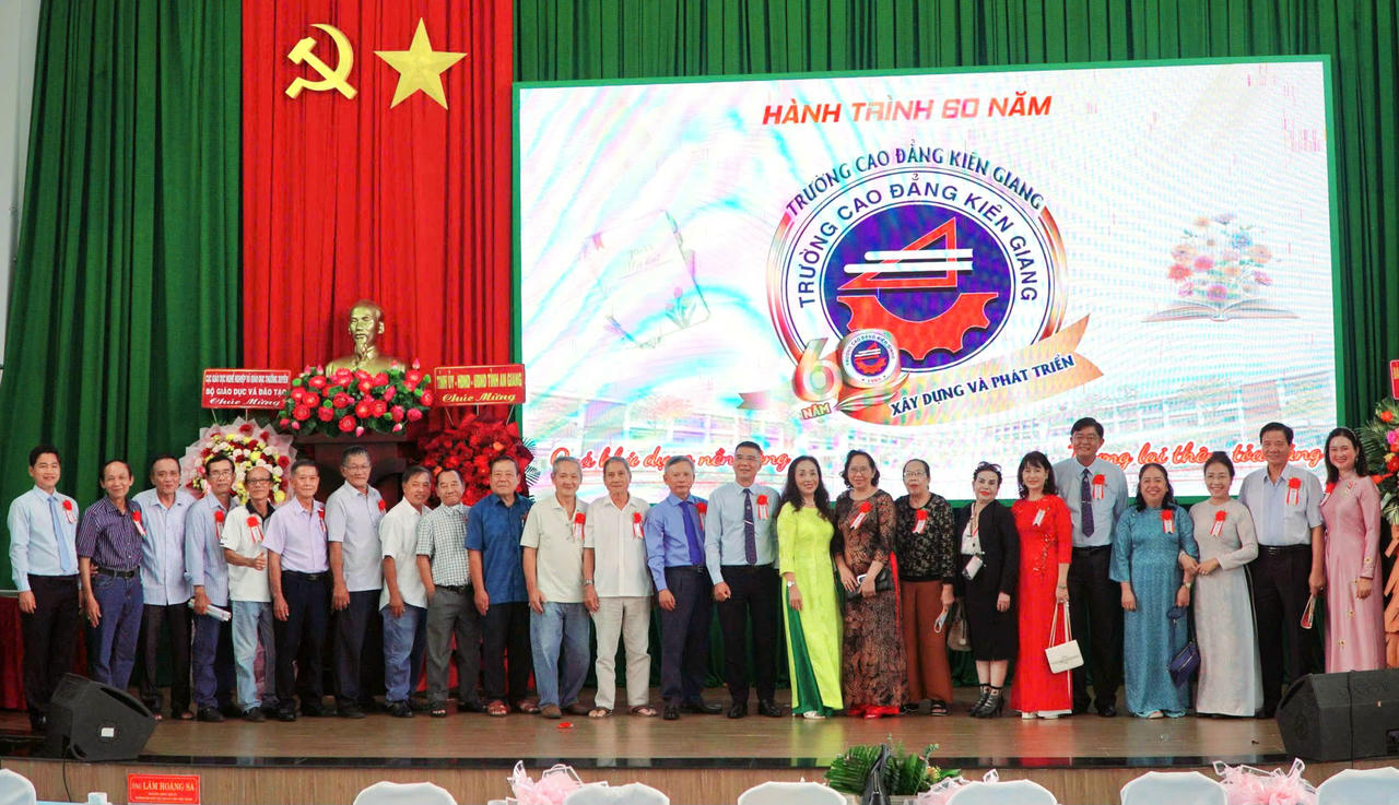 Các đại biểu và Ban Giám hiệu nhà trường chụp ảnh lưu niệm.