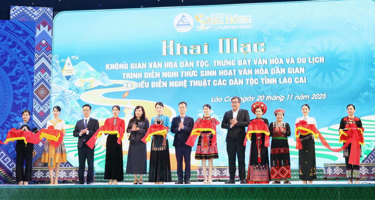 Các đại biểu cắt băng khai mạc.