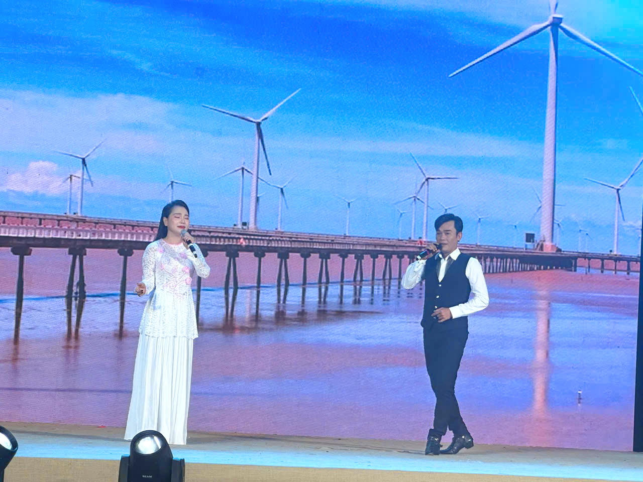 Tiết mục ca cổ “Nét đẹp quê em” do NSƯT Phạm Anh Chàng và nghệ sĩ Hồng Nhiên trình bày.