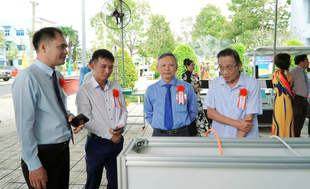 Ban Giám hiệu nhà trường qua các thời kỳ cùng các đại biểu tham quan khu trưng bày.