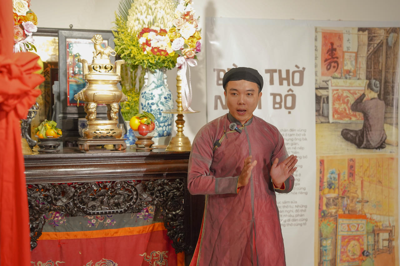 Anh Nguyễn Duy Linh - nhà sưu tầm tranh kiếng.