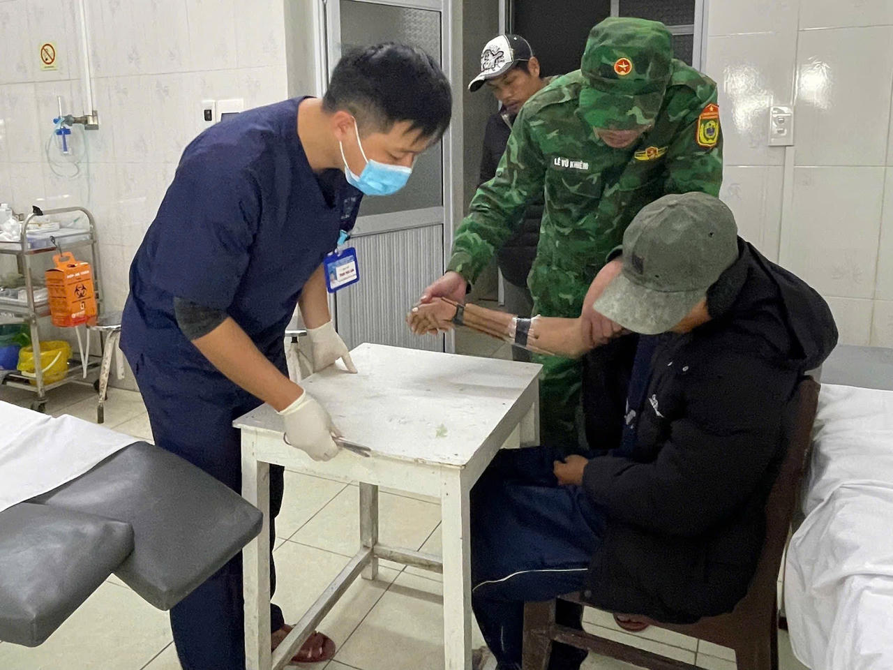 Thuyền viên được cấp cứu kịp thời và đưa vào bờ an toàn.