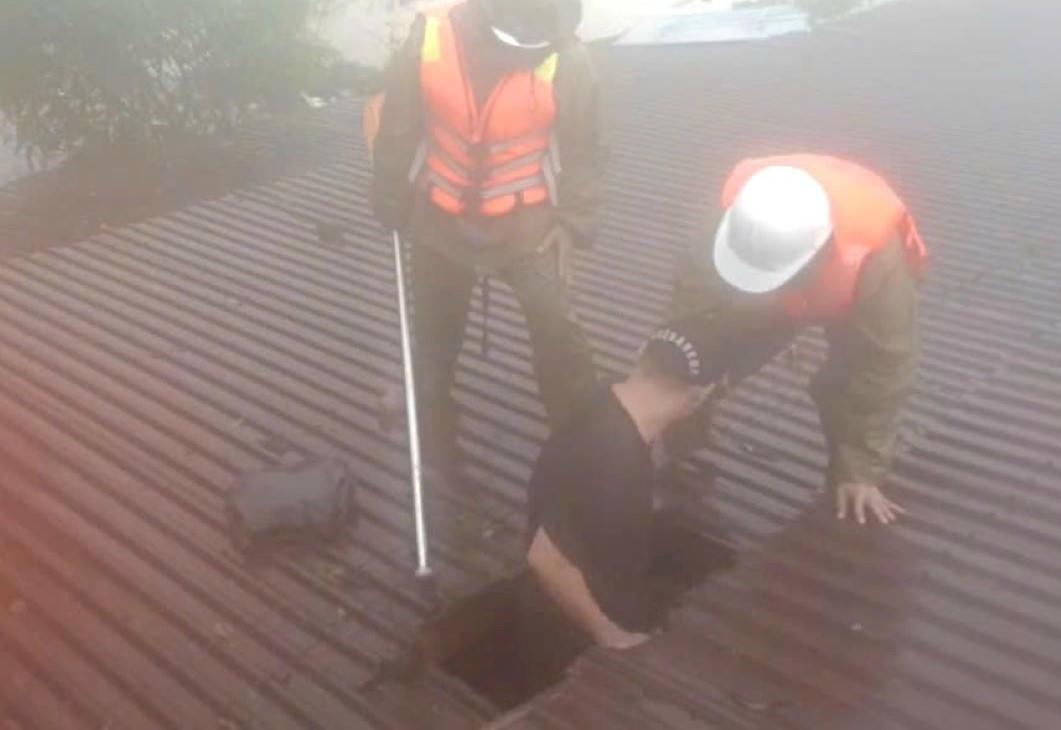 Lực lượng cứu hộ đục nóc nhà cứu dân.