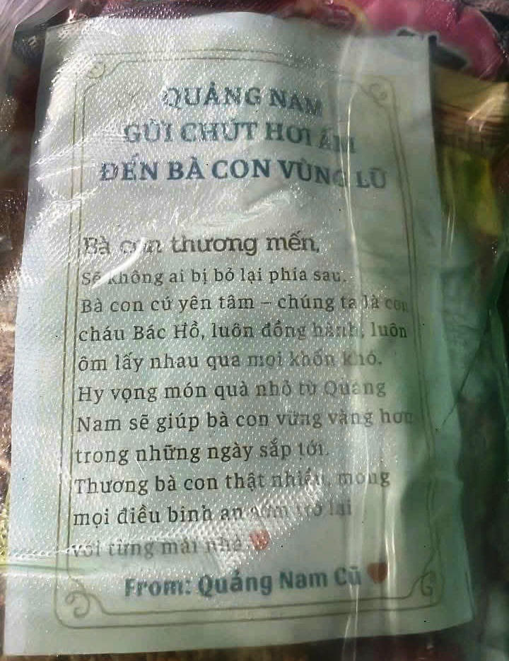 Những dòng nhắn gửi chân thành được kèm theo quà chuyển đến bà con vùng lũ.