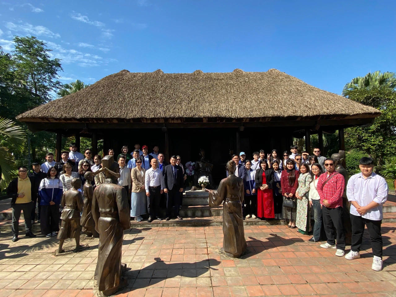 Đoàn tham quan, trải nghiệm tại Đền thờ Trạng Trình Nguyễn Bỉnh Khiêm-