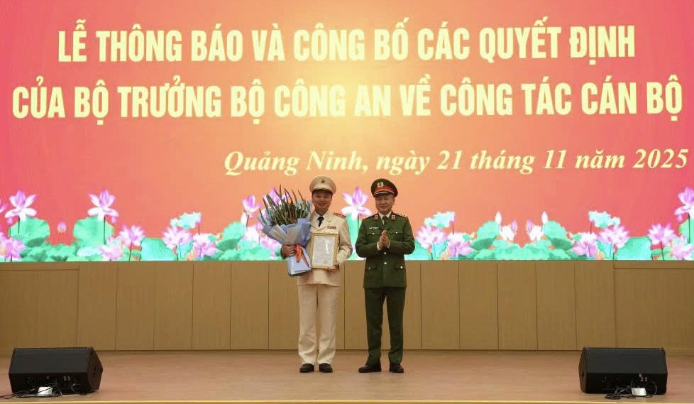 Thượng tướng Nguyễn Ngọc Lâm, Thứ trưởng Bộ Công an tặng hoa chúc mừng Thiếu tướng Nguyễn Tiến Trung, Giám đốc Công an tỉnh Quảng Ninh.