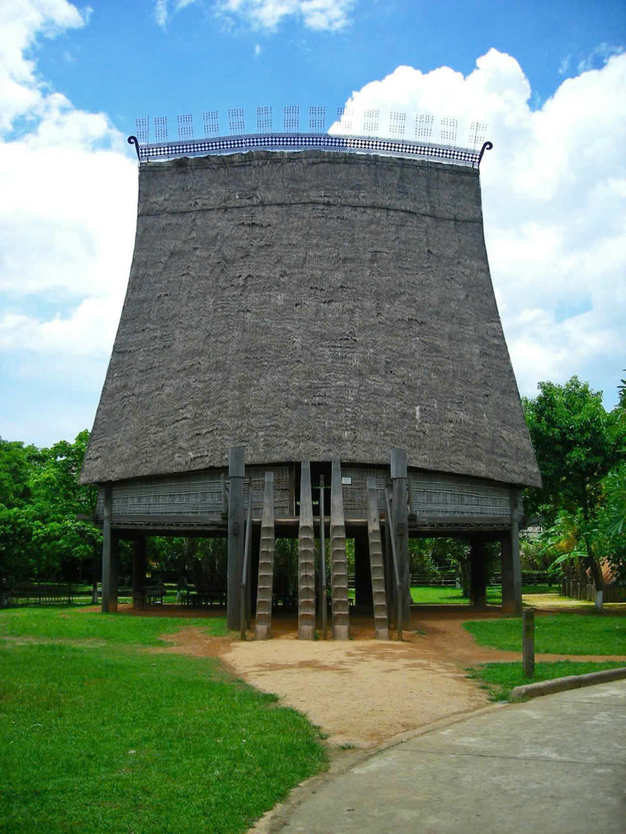 Kiến trúc nhà rông tại Bảo tàng Dân tộc học Việt Nam.
(Ảnh trong bài: BTDTHVN)