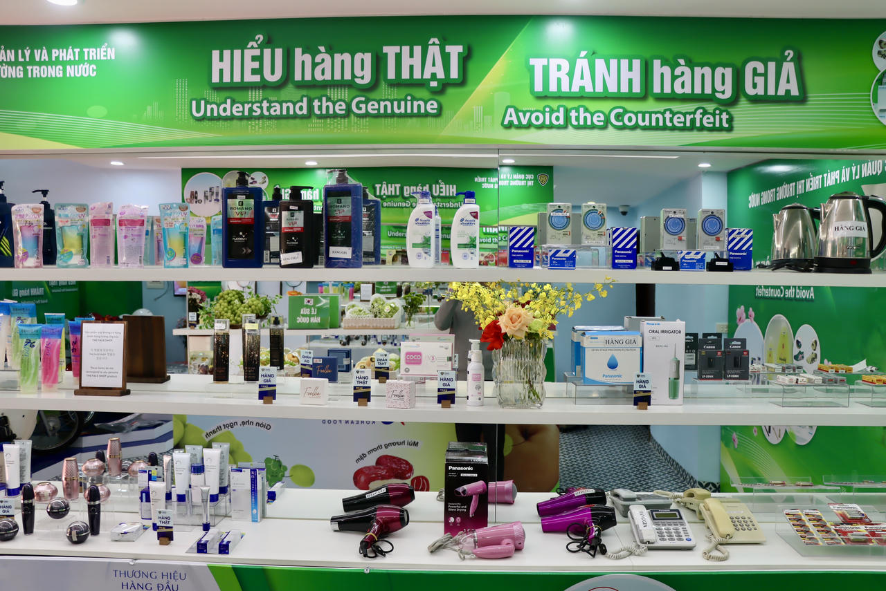 Mở cửa phòng trưng bày thật - giả hưởng ứng Ngày Phòng chống hàng giả, hàng nhái