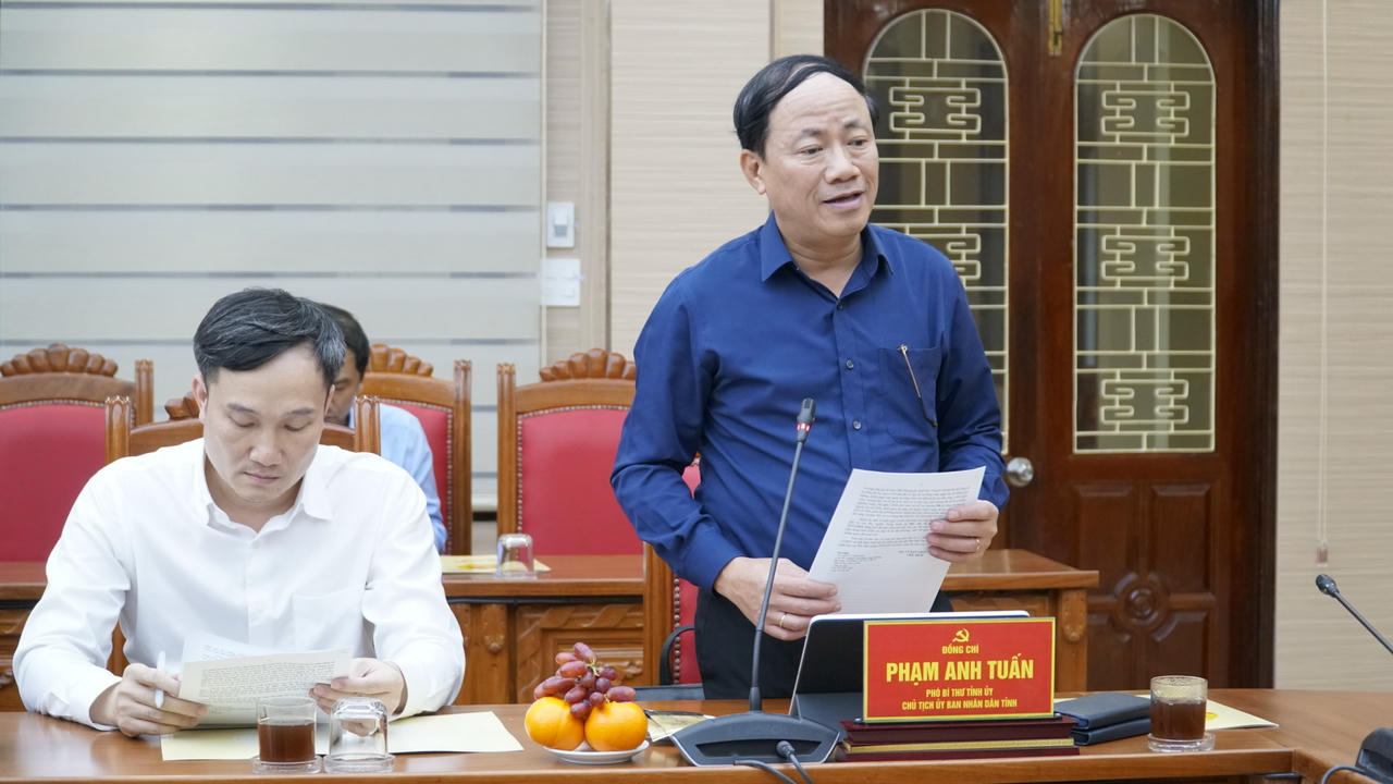 Chủ tịch UBND tỉnh Gia Lai Phạm Anh Tuấn báo cáo tình hình thiệt hại của tỉnh Gia Lai sau cơn bão số 13 và đợt lũ lịch sử.