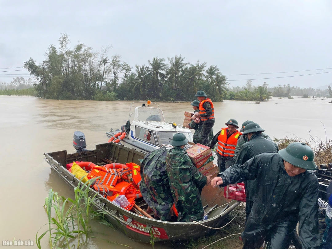 Bộ Chính trị yêu cầu tập trung cao độ cứu trợ Nhân dân vùng mưa lũ