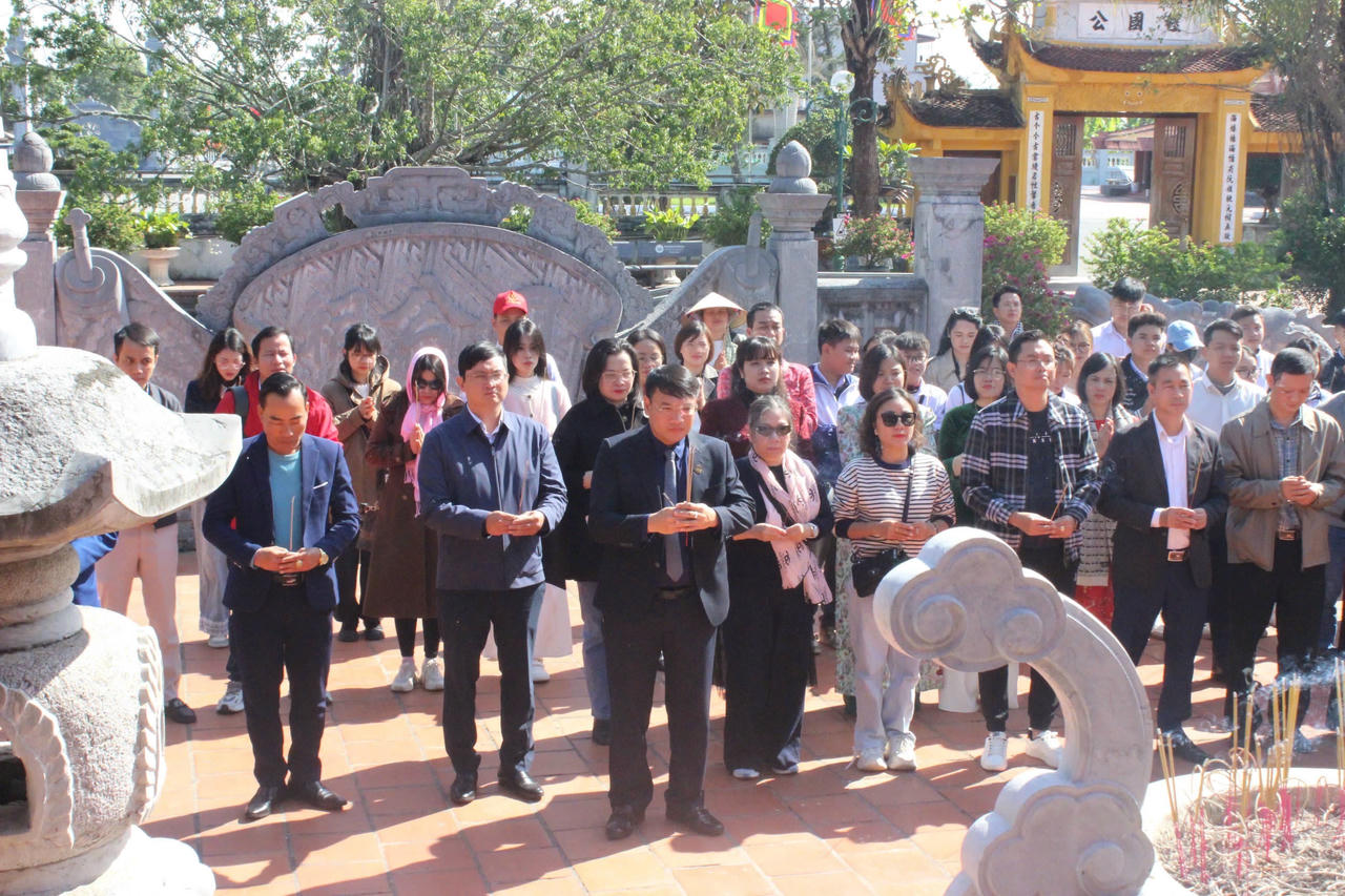 Đoàn khảo sát đã dâng hương, tham quan Khu tưởng niệm Vương triều nhà Mạc.