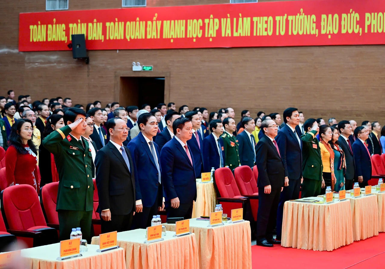 Các đại biểu thực hiện nghi lễ chào cờ tại Đại hội.