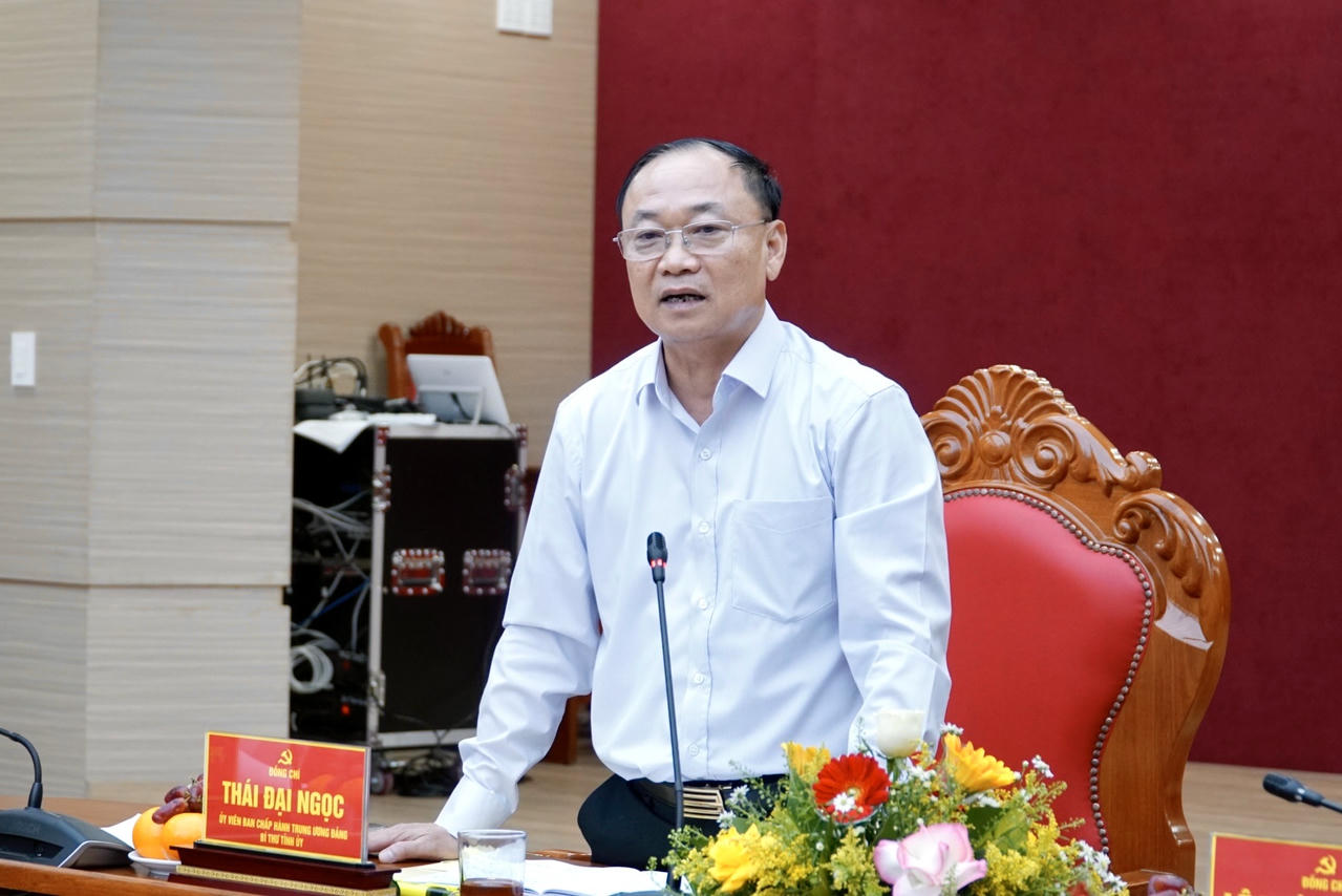 Bí thư Tỉnh uỷ Thái Đại Ngọc báo cáo tình hình địa phương trong buổi làm việc.