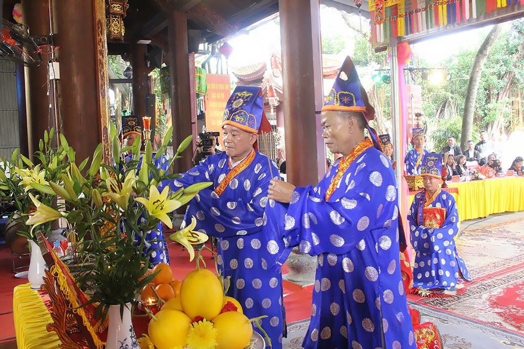 Nghi lễ dâng hương lên bàn thờ thánh trong lễ tế Nam quan đền Trần Nam Định. (Ảnh: Chu Bình)