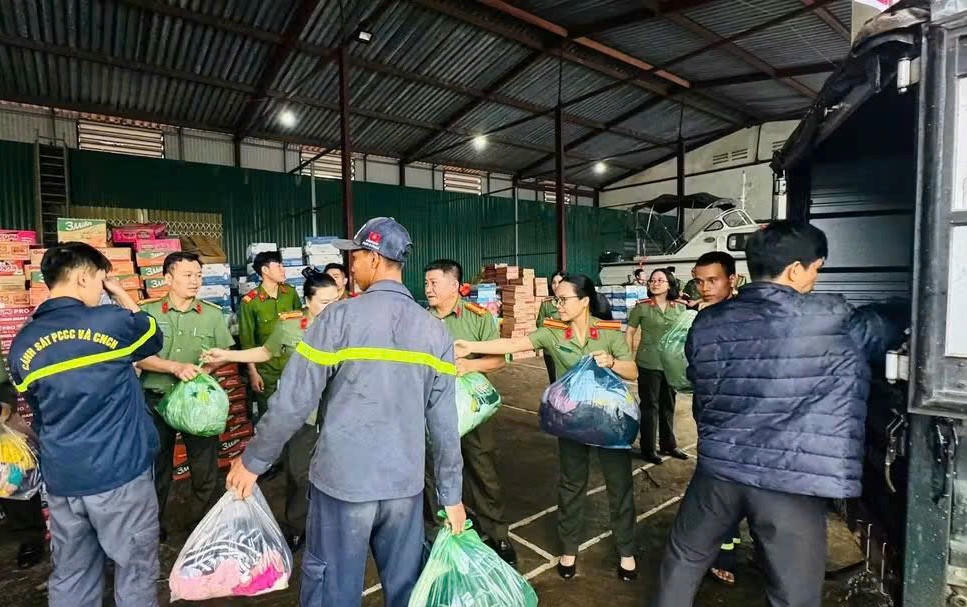 Nhu yếu phẩm, thuốc men là những thứ cần thiết.