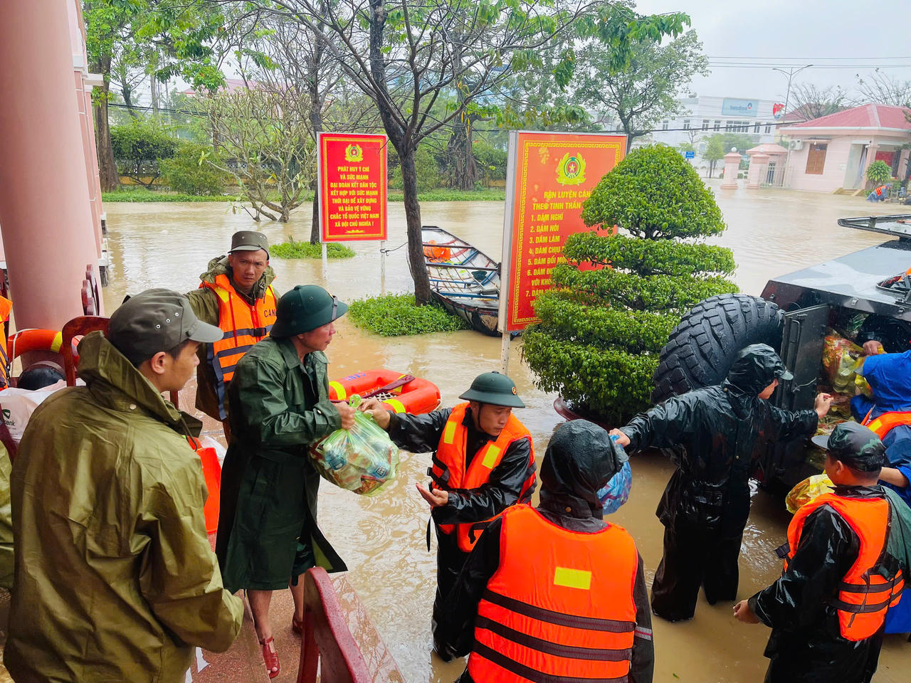 Trung tướng Lê Quang Đạo yêu cầu các lực lượng nắm chắc địa bàn, rà soát các điểm ngập sâu, tổ chức ứng cứu, di dời người dân đến nơi an toàn.