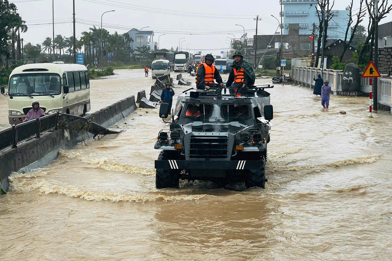Quân khu 5 điều động lực lượng và phương tiện đặc chủng, sử dụng 3 xe thiết giáp vượt nước xiết, vận chuyển hơn 3.000 suất quà, nhu yếu phẩm cho bà con vùng lũ Đắk Lắk.