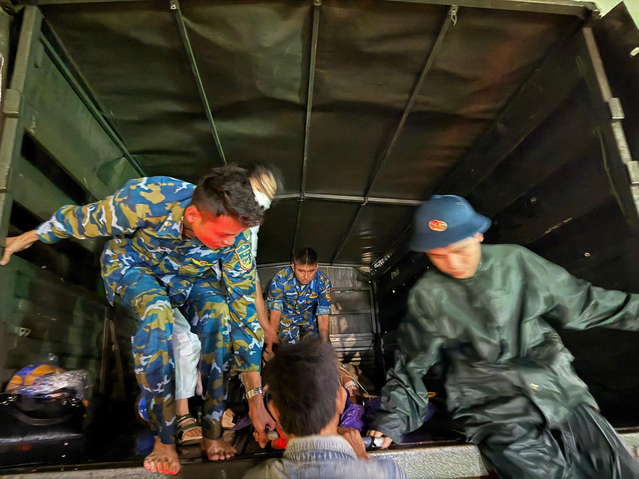 Trung đoàn 940 nỗ lực hỗ trợ bà con vùng lũ