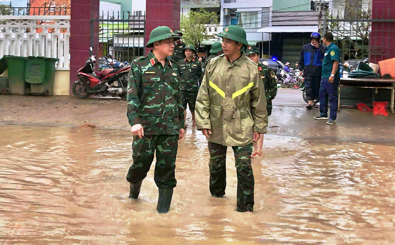 Thượng tướng Trương Thiên Tô động viên lực lượng quân đội đang trực tiếp hỗ trợ khắc phục hậu quả mưa lũ.&nbsp; 