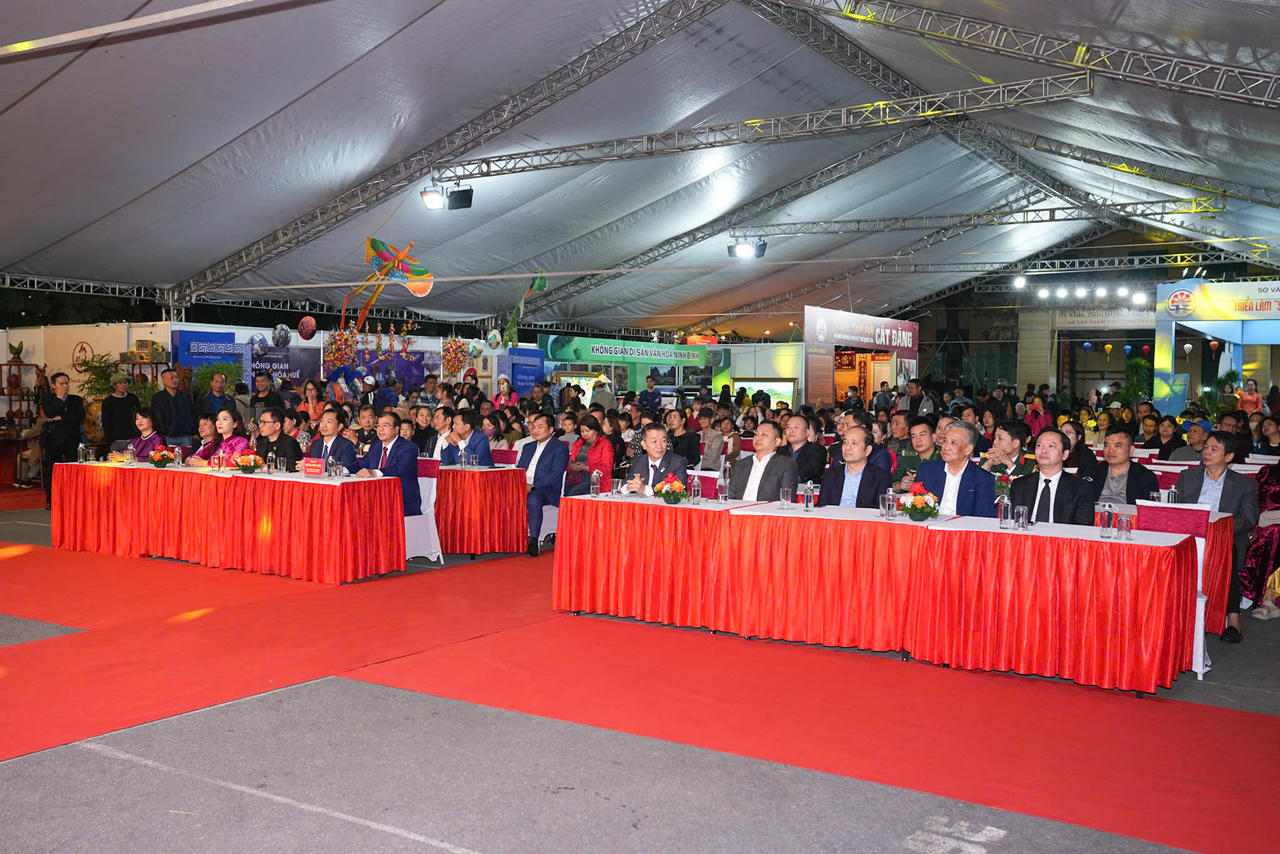 Các đại biểu tham dự chương trình.