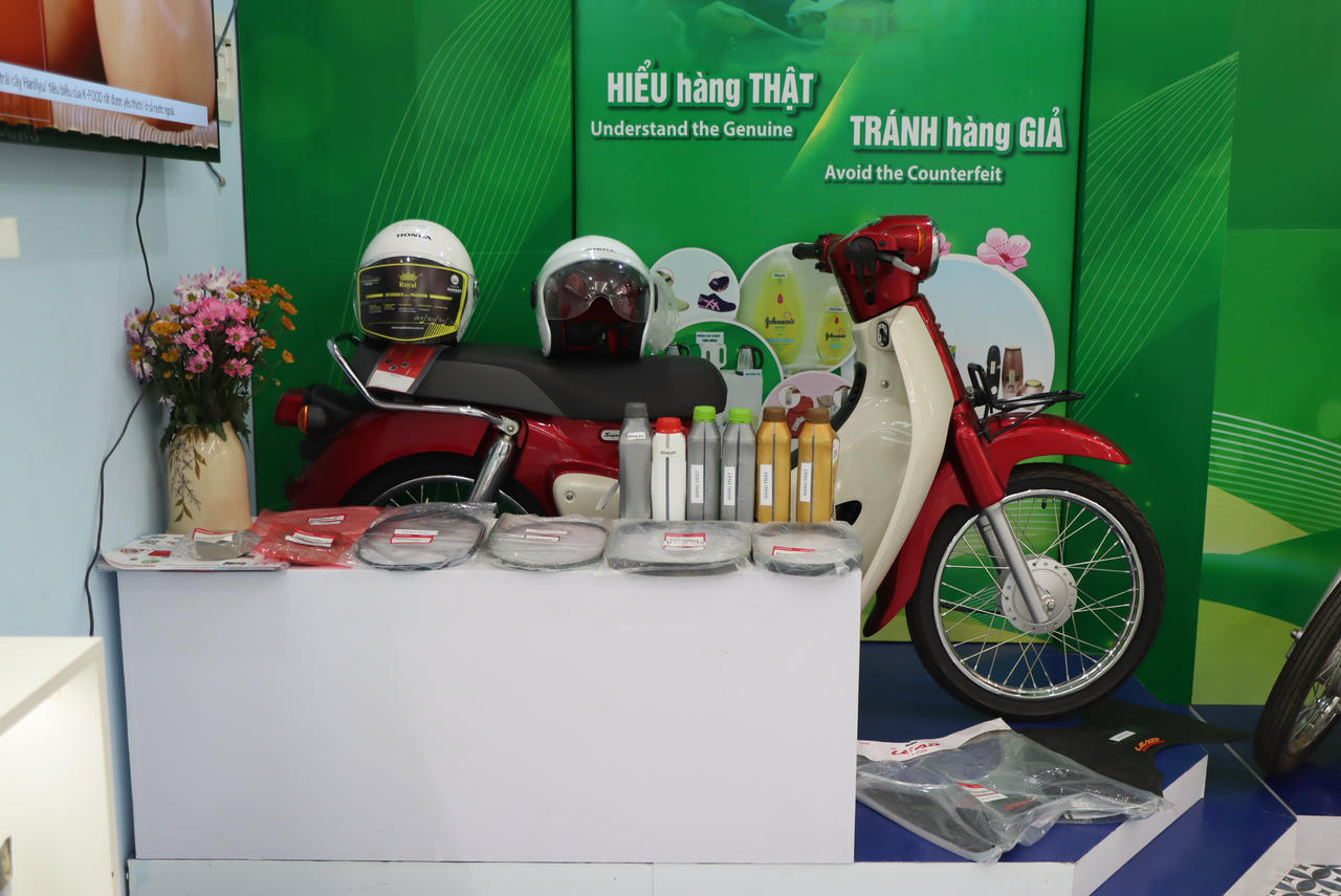 Mở cửa phòng trưng bày thật - giả hưởng ứng Ngày Phòng chống hàng giả, hàng nhái