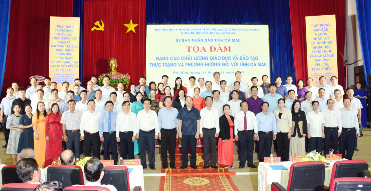 Ông Nguyễn Hồ Hải - Bí thư Tỉnh ủy Cà Mau (áo ca rô đen đứng giữa) cùng các đồng chí trong Ban Thường vụ Tỉnh ủy và lãnh đạo các sở, ngành chụp ảnh lưu niệm với các nhà giáo.