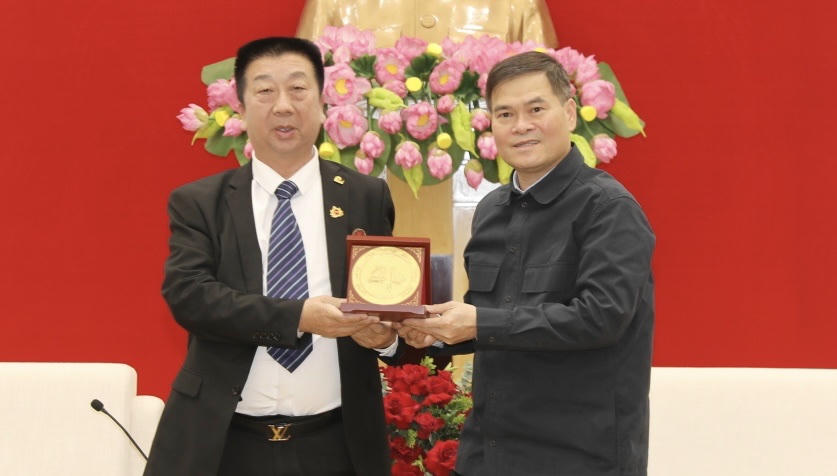 Chủ tịch UBND tỉnh Quảng Ninh Bùi Văn Khắng tặng quà lưu niệm là biểu tượng vịnh Hạ Long cho ông Zong Shuan.