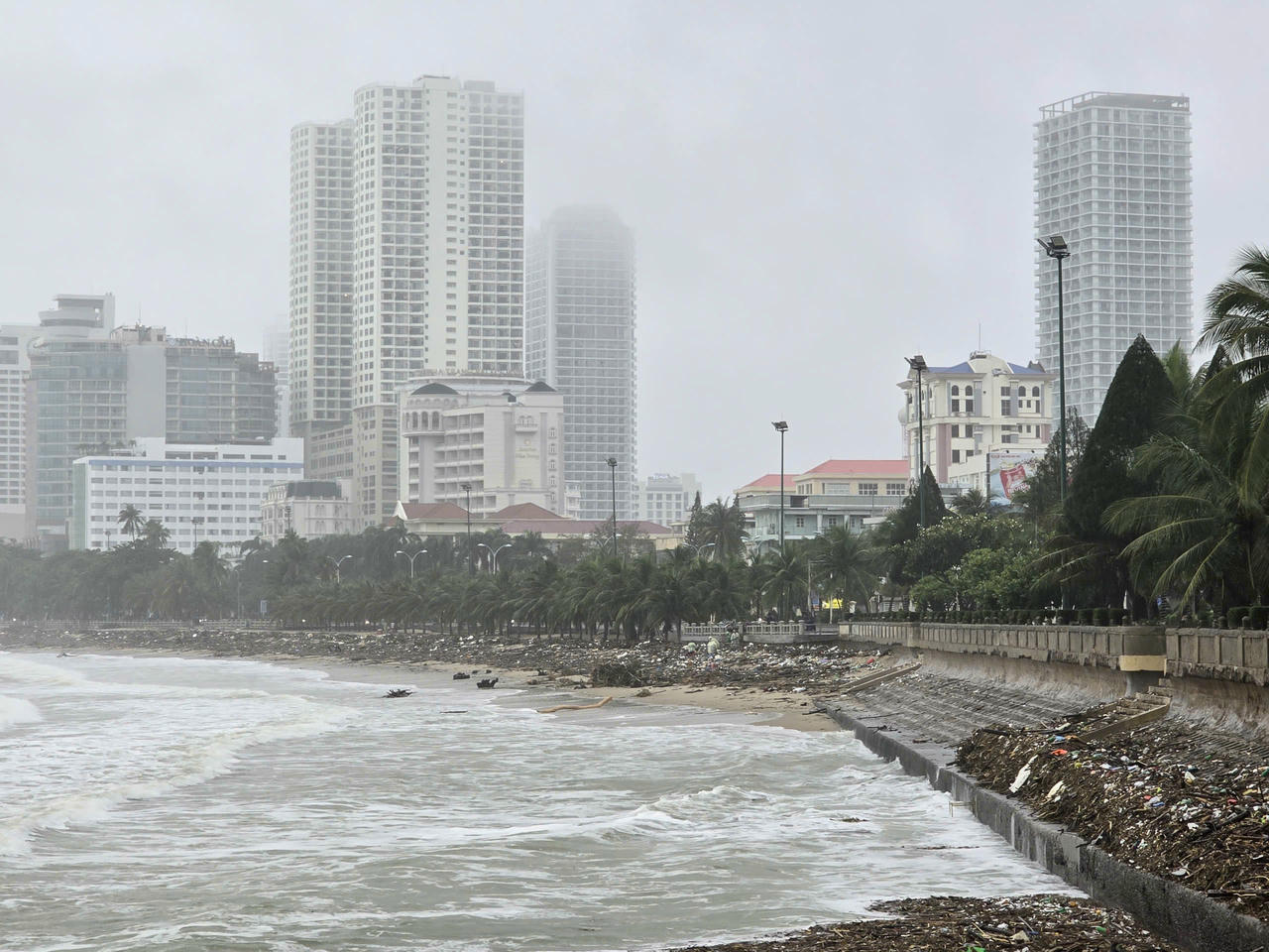 Khánh Hòa sau nhiều ngày mưa lớn, lũ trên các sông giảm chậm và còn nguy cơ tái ngập
