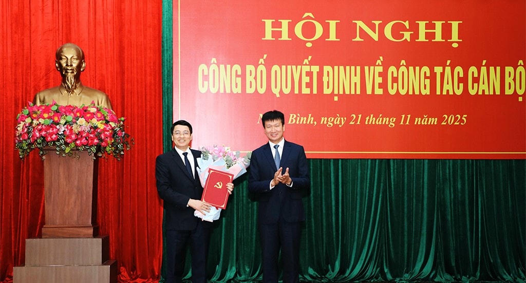 Chủ tịch UBND tỉnh Trần Huy Tuấn trao Quyết định điều động, chỉ định ông Phạm Quang Ái giữ chức Phó Bí thư Đảng ủy UBND tỉnh.