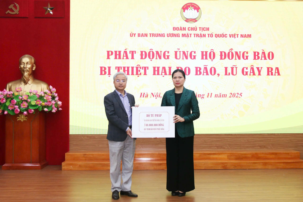 Bà Hà Thị Nga, Ủy viên Trung ương Đảng, Phó Chủ tịch UBTƯ MTTQ Việt Nam tiếp nhận ủng hộ từ Bộ Tư pháp. Ảnh: PV