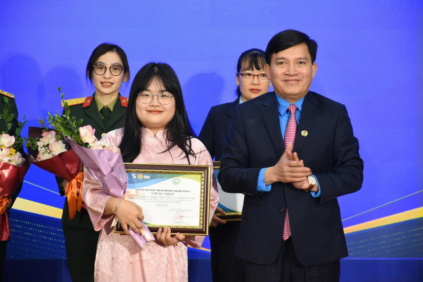 Ông Nguyễn Xuân Hùng trao giải A cho hạng mục nhân vật truyền cảm hứng.