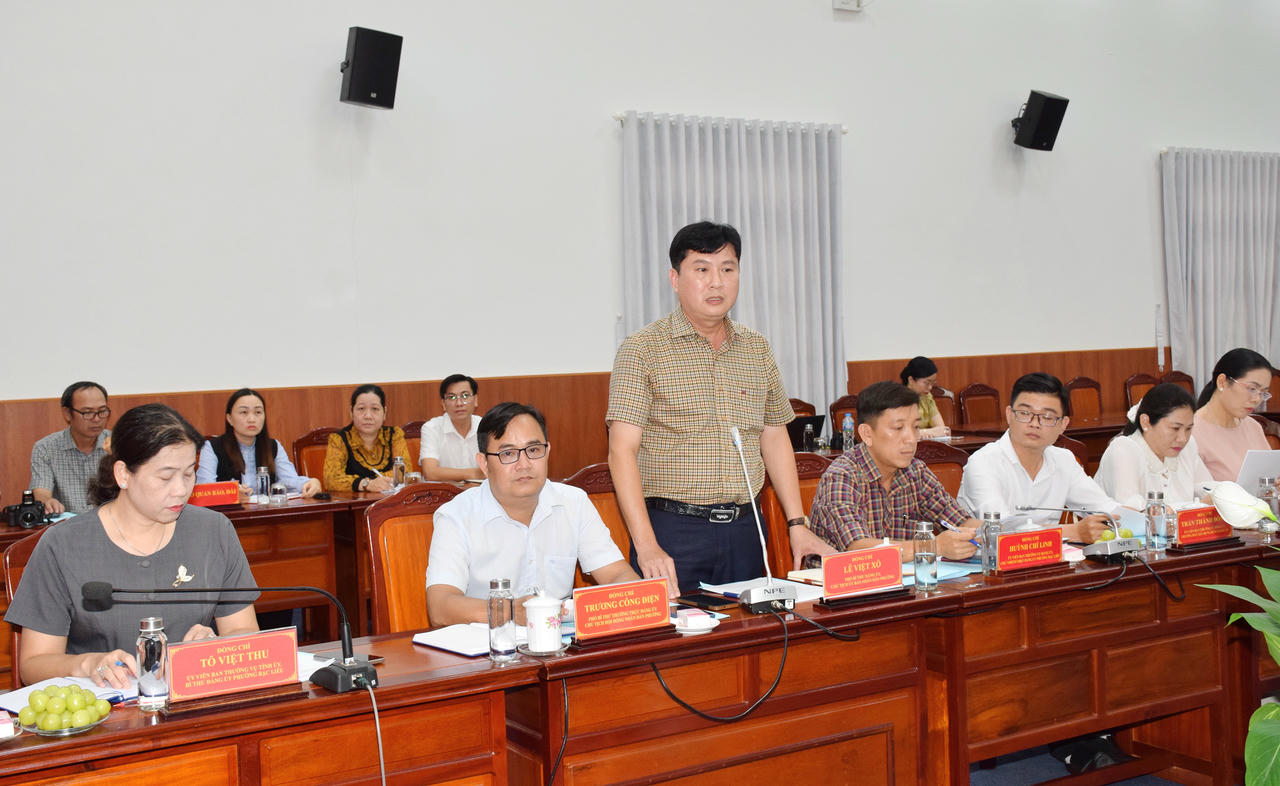 Ông Lê Việt Xô – Chủ tịch UBND phường Bạc Liêu báo cáo tình hình kinh tế - xã hội tại buổi làm việc.