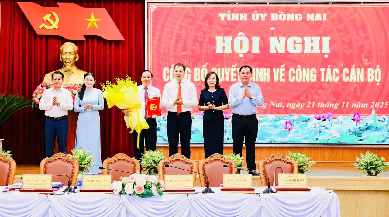 Bí thư Tỉnh ủy Vũ Hồng Văn cùng Thường trực Tỉnh ủy chúc mừng Phó Bí thư Tỉnh ủy, Chủ tịch UBND tỉnh Nguyễn Văn Út. (Ảnh: BĐN)