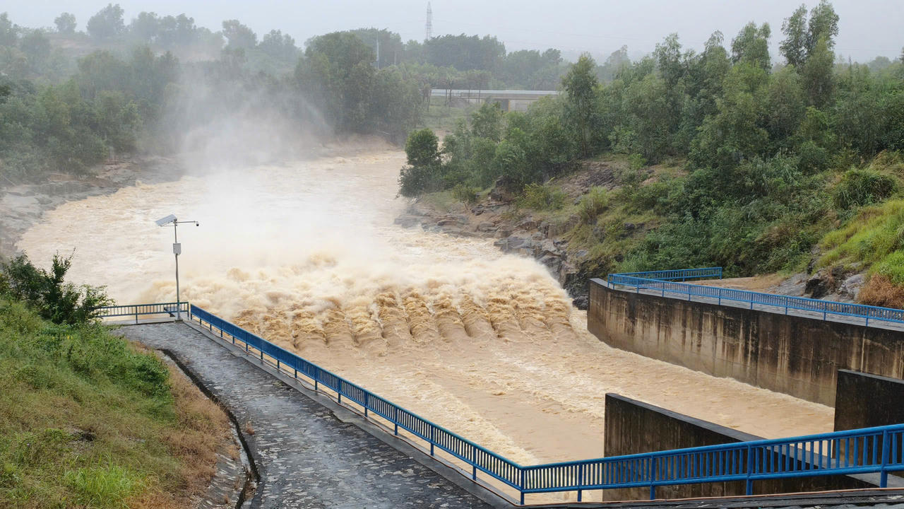 Hồ Suối Dầu xả nước điều tiết để giảm áp lực hồ chứa trong đợt mưa lớn kéo dài.