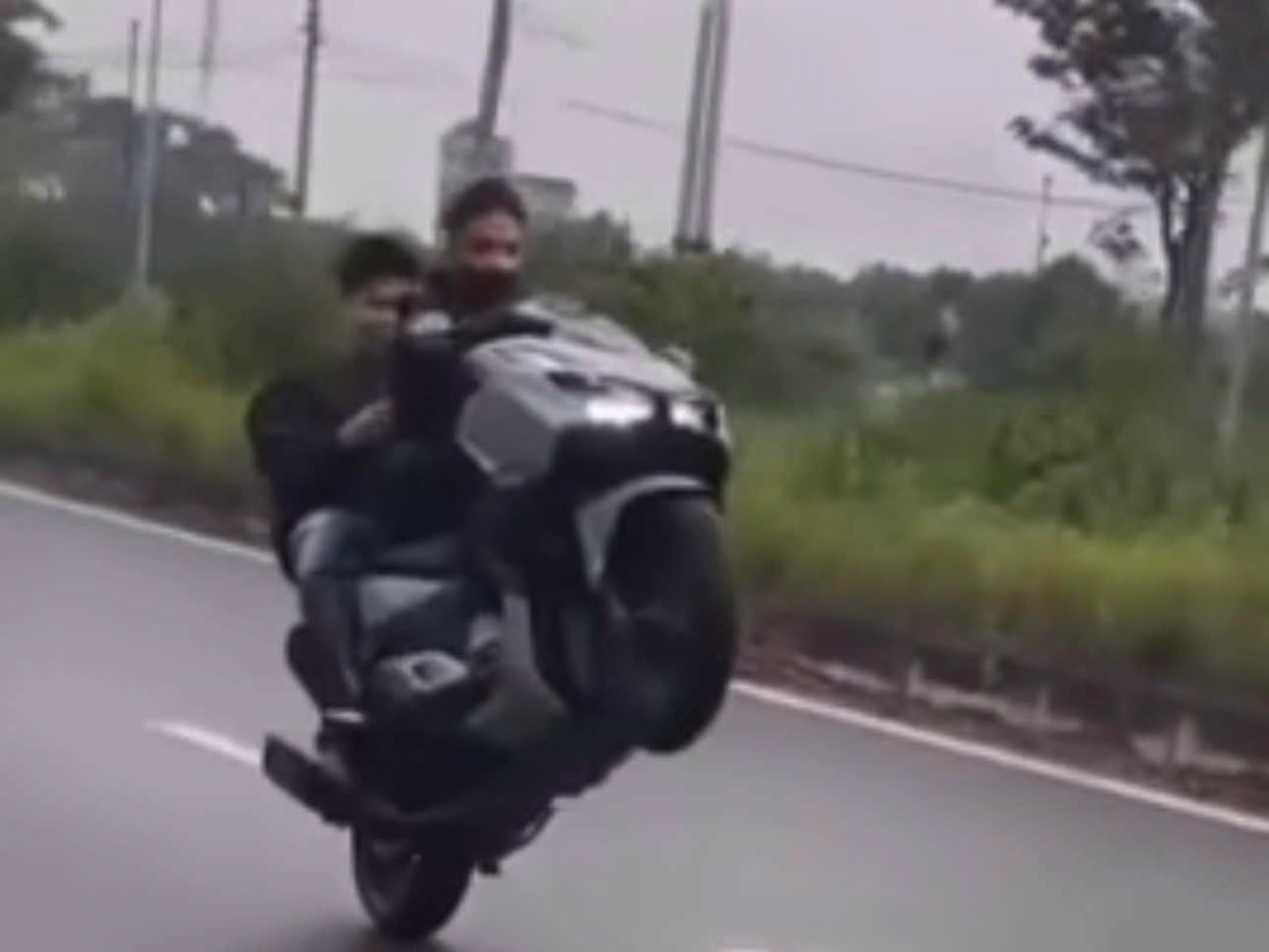 Tịch thu phương tiện của nam thanh niên 'bốc đầu' xe trên đường