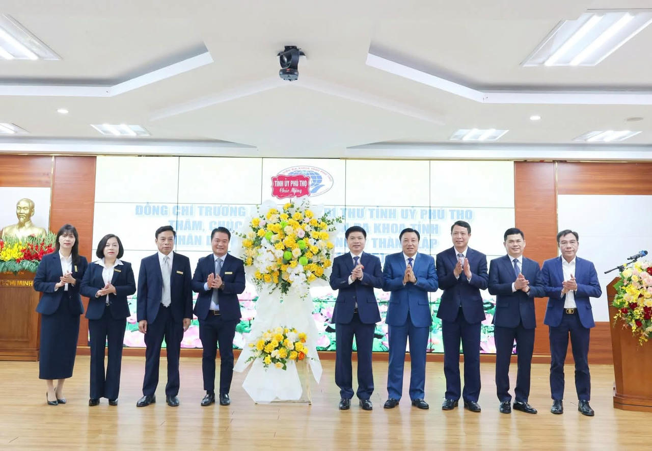 Bí thư Tỉnh ủy Phú Thọ Trương Quốc Huy&nbsp; tặng hoa chúc mừng Bệnh viện Đa khoa tỉnh Phú Thọ. Ảnh: Bệnh viện Đa khoa tỉnh Phú Thọ&nbsp;