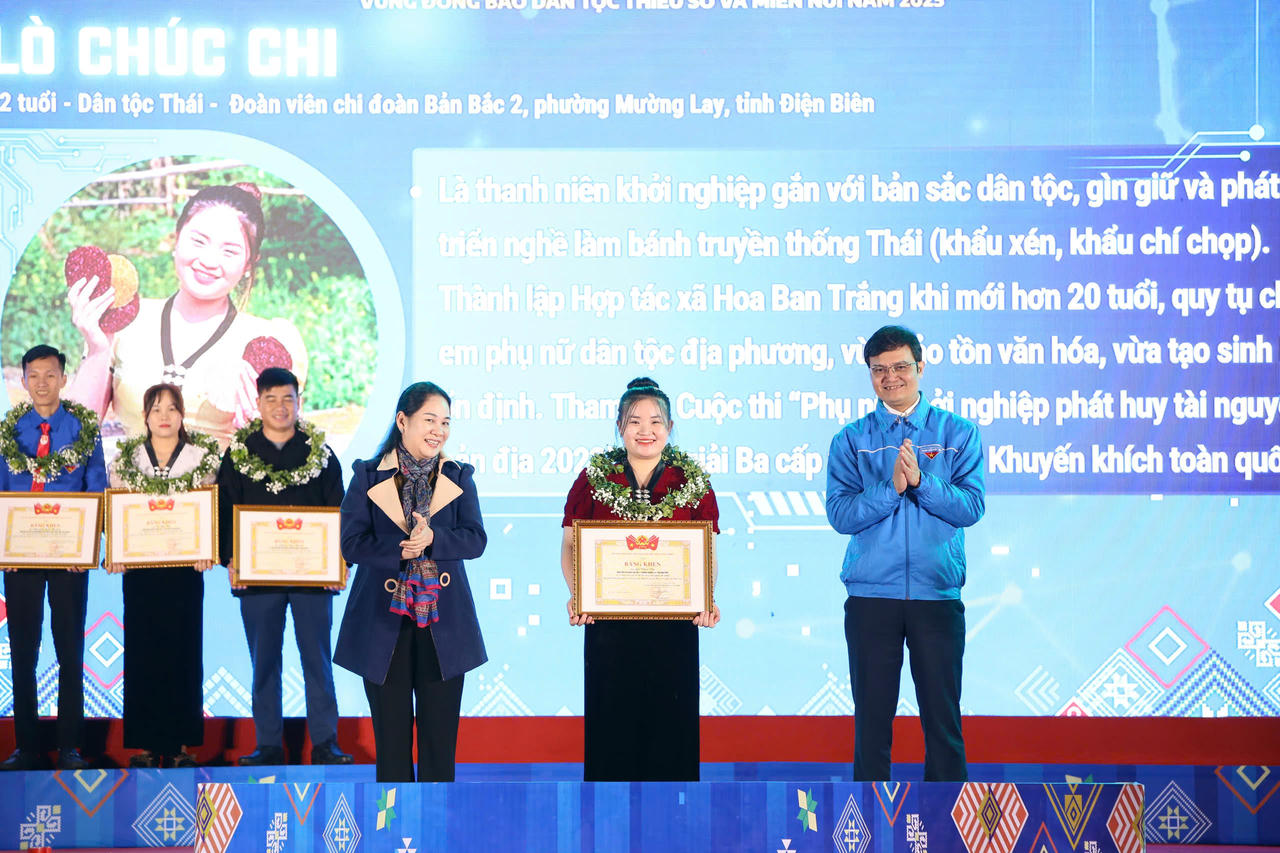 Hình ảnh Lò Chúc Chi (Điện Biên), cô gái 22 tuổi khởi nghiệp với nghề làm bánh truyền thống. (Nguồn: Đ. Hải)