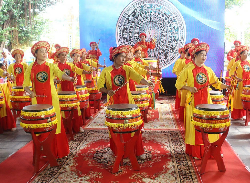 Tiết mục biểu diễn trống hội của Đền Trần Thương. (Ảnh: Chu Bình)