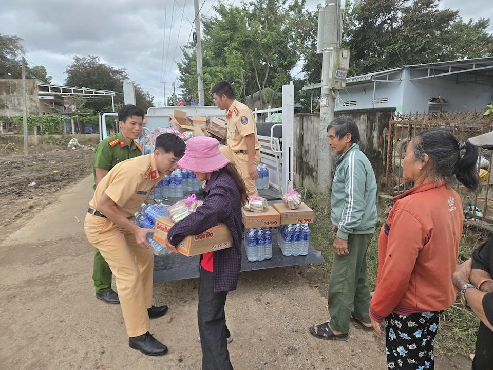 Cảnh sát giao thông Gia Lai chung tay hỗ trợ người dân vùng lũ 