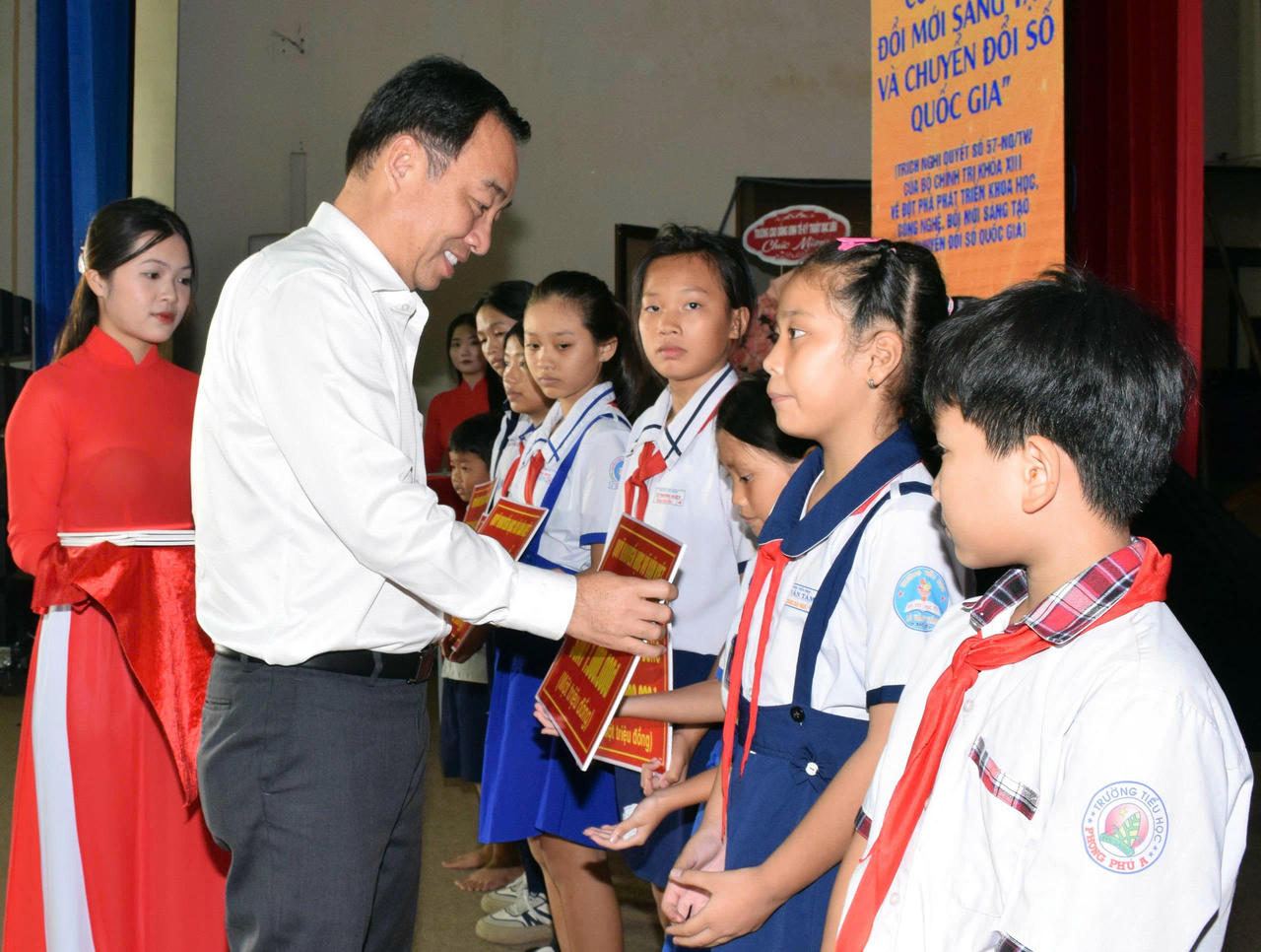 Ông Lữ Quang Ngời – Phó Bí thư Tỉnh ủy, Chủ tịch UBND tỉnh Cà Mau trao học bổng cho học sinh vượt khó.