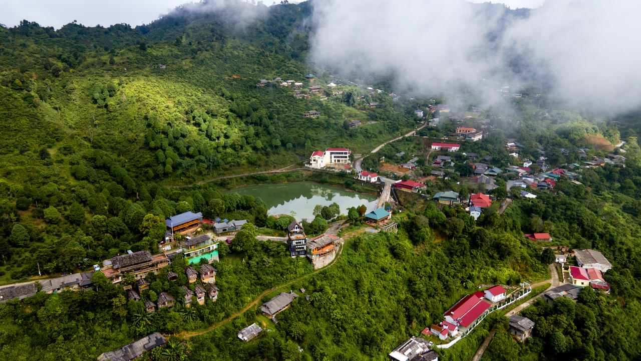 Nằm ở độ cao trên 1.371 mét so với mực nước biển, một ngày ở Suối Giàng có bốn mùa hòa quyện.